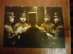 Csendőrök kártyáznak fotó, levelezőlap 1 Ftról