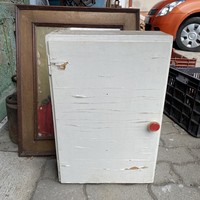 Fehér polcos kis szekrény