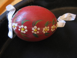 Kézzel festett apró virágos barna tojás