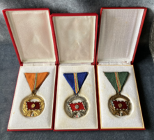 A HAZA SZOLGÁLATÁÉRT arany, ezüst és bronz fokozatú szocialista kitüntetés dobozában