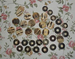 Lot of 34 horn / bone buttons in various sizes. 1.7cm, 2cm, 2.3cm.