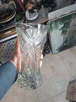 Ólomkristály váza, 28 cm-es magasságú, 8 mm-es falvastagságú.
