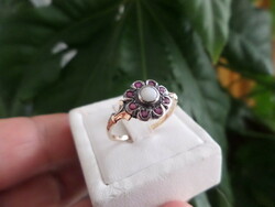 Antique daisy gold ring with opal and rubies
