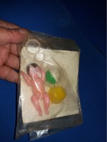 Retro csomagolt játék pici baba csörgővel bilivel plasztikból bontatlan játék a képek szerint