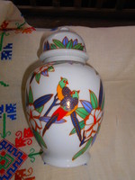 Covered porcelain vase with birds