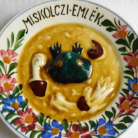 Milskolczi emlék - Hollóházi riolit  tányér "Pislog mint a miskolci kocsonyában a béka"