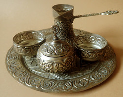Rretró vintage réz jellegű fém török italos kávés készlet szett kávéskészlet kiöntő tál tányér pohár