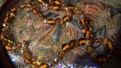 64 cm-es , méz sárga üveggyöngyökből és lüszteres fényű kristályokból álló nyaklánc .