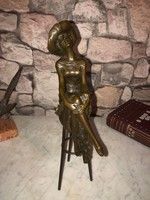﻿Bronz női szobor bárhölgy