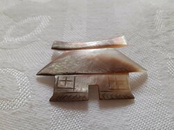 Pagoda-shaped mother-of-pearl brooch (pin)