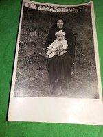 Antik fotó és a belőle készült képeslap Nagymama az unokával a képek szerint