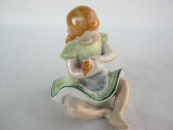 Kőbányai porcelán babázó kislány