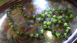 56 cm-es , cirmos-zöld üveggyöngyökből álló , vintage nyaklánc .