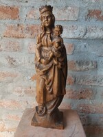 Mária a kisdeddel fa szobor