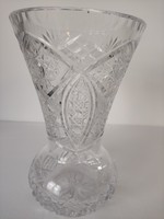 Its crystal vase is 25.5 cm high and 15.5 cm in diameter
