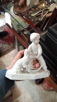 Zsolnay porcelán szobor, fehér, 16 x 12 cm-es nagyságú.