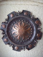 Virág alakú bronz fali tányér