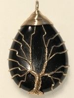 Medál fekete üvegcseppből aranyozott szállal körbefonva, 4 x 2,5 cm