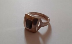 Modern ezüst gyűrű, szürke kővel díszítve