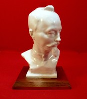 Dzerzsinszkij porcelán szobor