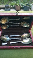The teaspoon set in its gold-plated and silver-plated box is also great as a gift