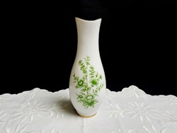Hollóházi porcelán zöld virágos (Erika mintás?) váza 18 cm magas