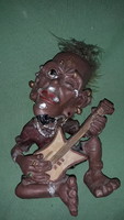 Retro mókás humoros, részletes poliresin figura PUNK zenész gitározik 18 x 12 cm a képek szerint