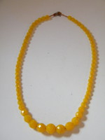 Fazettált, csiszolt sárga ásvány gyöngyökből készült nyaklánc