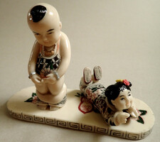 Retró vintage keleti kínai japán 3 darabos porcelán figura szobor szett pisilő kisfiú könyöklő lány