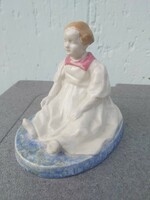 Zsolnay körpecsétes figura. Fát 8561, 1900 as évek. 17,5 cm hosszú 16 cm magas.