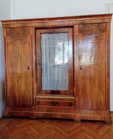 Biedermeier stílusú intarziás szekrény szép állapotban. 195 széles, 190 magas, 45 mély.