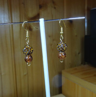 For hook-on earrings made of sambala and cracked pearls.