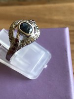 18 karátos fehérarany gyűrű zafírral, apró rubinokkal és brillekkel