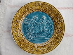 Neo-classical majolica wall decorative plate made in Schütz style, 35 cm diameter
