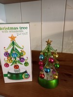 Üveg világítós karácsonyfa, díszekkel