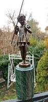 Halat fogott a lány - bronz szobor
