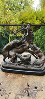 Szarvasra támadó vadász kutyák - monumentális bronz szobor műalkotás