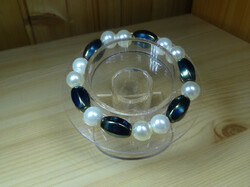 Bracelet made of Czech glass shaped pearls & tekla pearls.