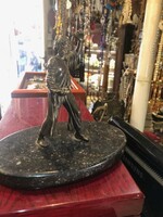 Szecessziós bronz szobor, 15 cm-es magasságú alkotás.