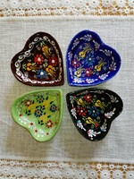 Porcelán kínáló, 4 db olasz,kézzel festett szívek.