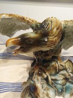 Vadjelenetes - porcelán figurális dísztárgy / sas