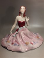 Jelzetlen porcelán szobor ülő nő ujja sérült