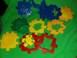Creative plastic puzzle pieces with windows to make up for gaps, also in good condition as shown in the pictures