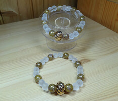 Bracelet made of 4 quality gold-plated glass beads and ice pearls.