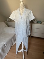 “Presence” hímzett halványkék pamut nyári pizsama - 18- as