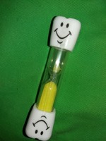 Retro fogászati reklám, mosolygó fogacskadíszes mini homokóra figura szép állapot a képek szerint