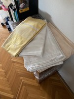 Fehér, koronás damaszt terítő, szalvéták szett