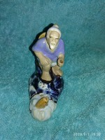 Kis japán vagy kínai halász horgász  porcelán figura, hiányos