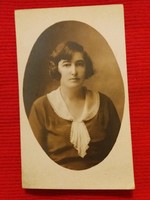 Cc. 1920 Antik bieder ovális szépia fotó hölgy portré fényképe a képek szerint