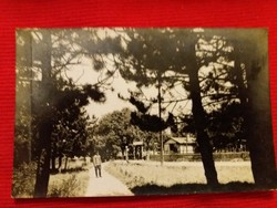 Cc.1920 Antik szépia fotó katona a parkban VITÉZ MÉSZÁROS FÉNYKÉPÉSZ VESZPRÉM a képek szerint